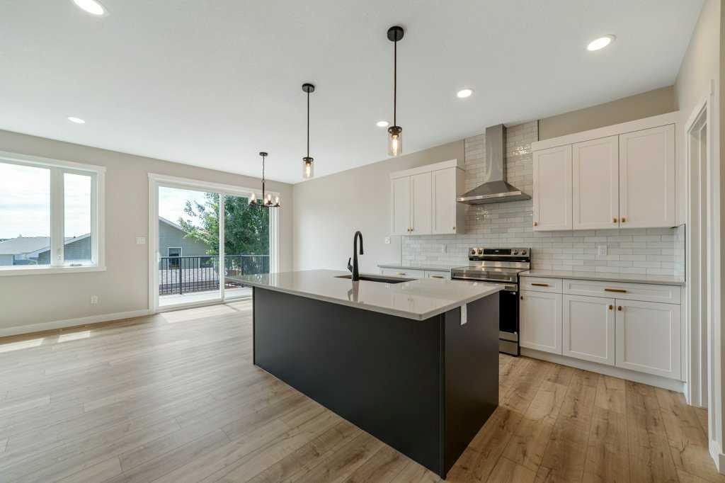 103 Riverford Close West, Lethbridge, AB - Indoor Photo Showing Kitchen With Upgraded Kitchen