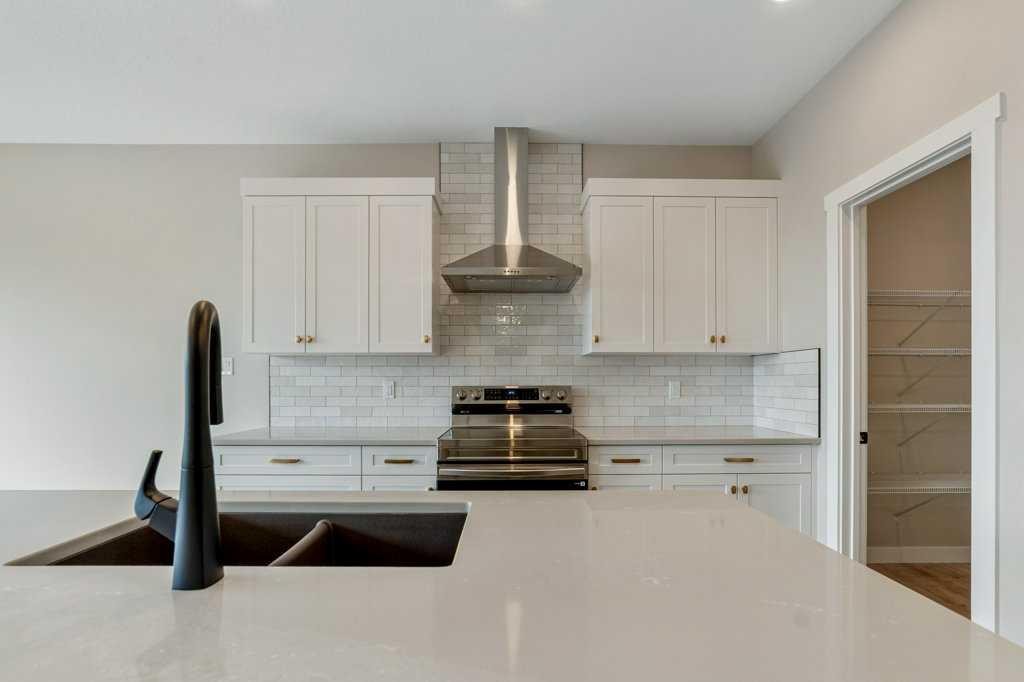 103 Riverford Close West, Lethbridge, AB - Indoor Photo Showing Kitchen With Double Sink