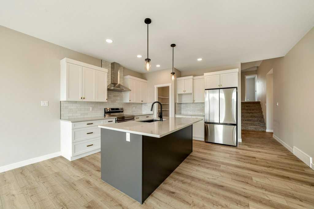 103 Riverford Close West, Lethbridge, AB - Indoor Photo Showing Kitchen With Upgraded Kitchen