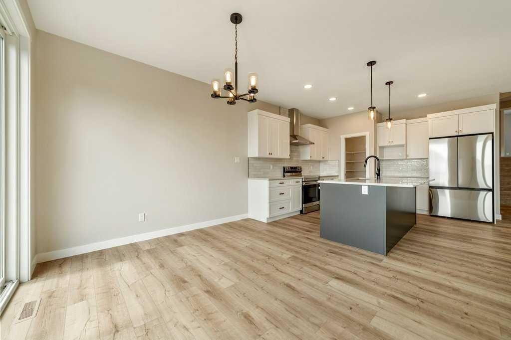 103 Riverford Close West, Lethbridge, AB - Indoor Photo Showing Kitchen With Upgraded Kitchen