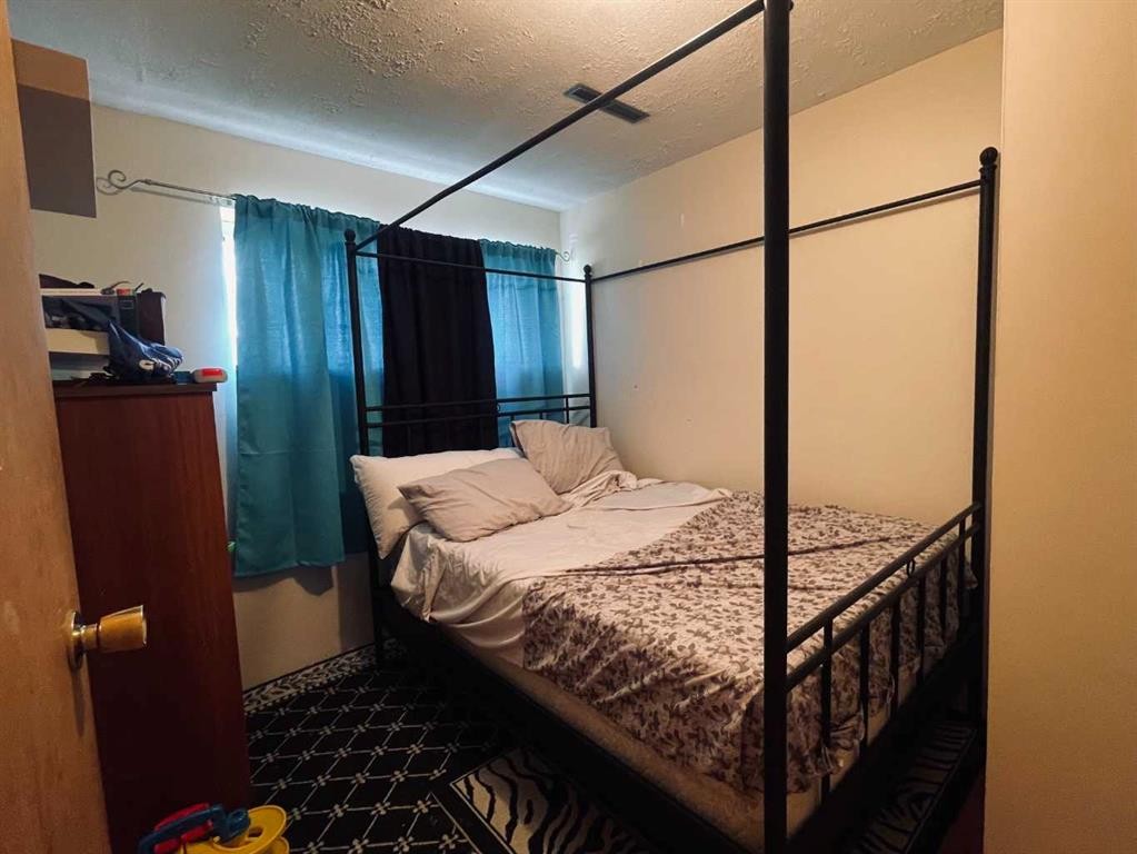 36 Park Meadows Boulevard North, Lethbridge, AB - Indoor Photo Showing Bedroom