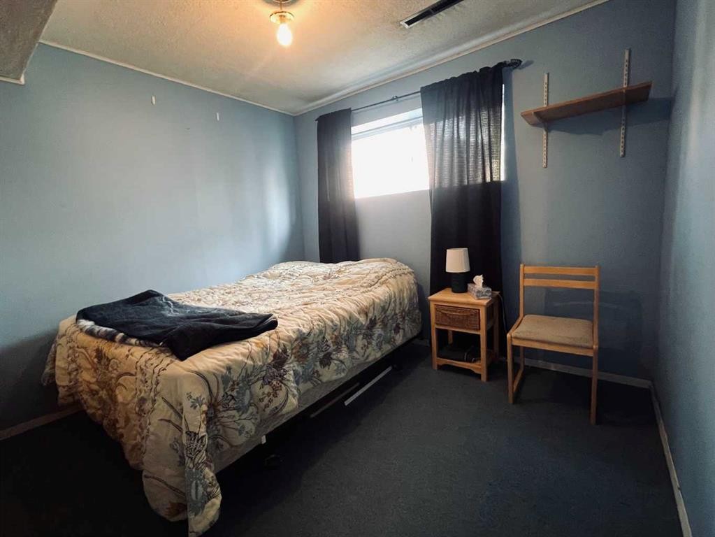 36 Park Meadows Boulevard North, Lethbridge, AB - Indoor Photo Showing Bedroom