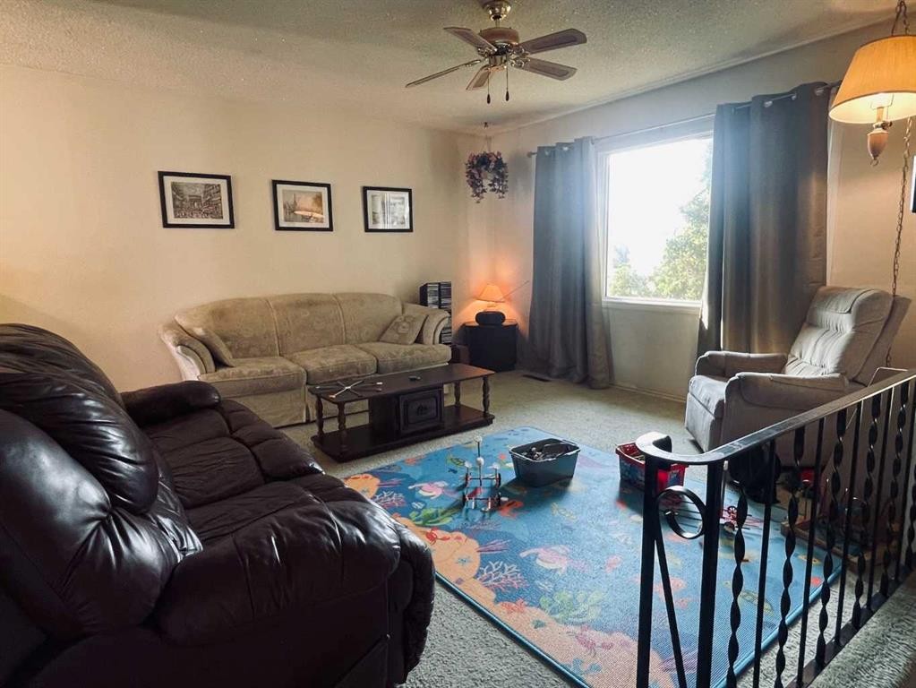 36 Park Meadows Boulevard North, Lethbridge, AB - Indoor Photo Showing Living Room