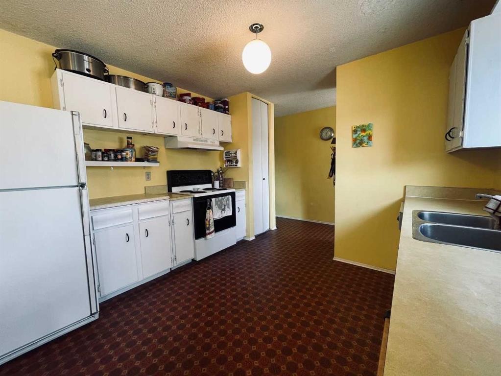 36 Park Meadows Boulevard North, Lethbridge, AB - Indoor Photo Showing Kitchen With Double Sink