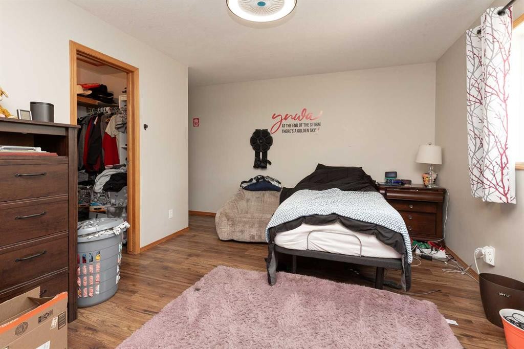 14 Heritage Road West, Lethbridge, AB - Indoor Photo Showing Bedroom