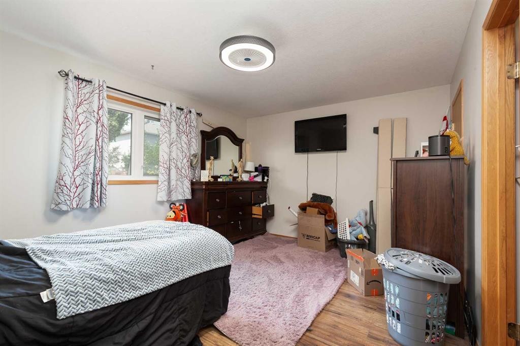 14 Heritage Road West, Lethbridge, AB - Indoor Photo Showing Bedroom