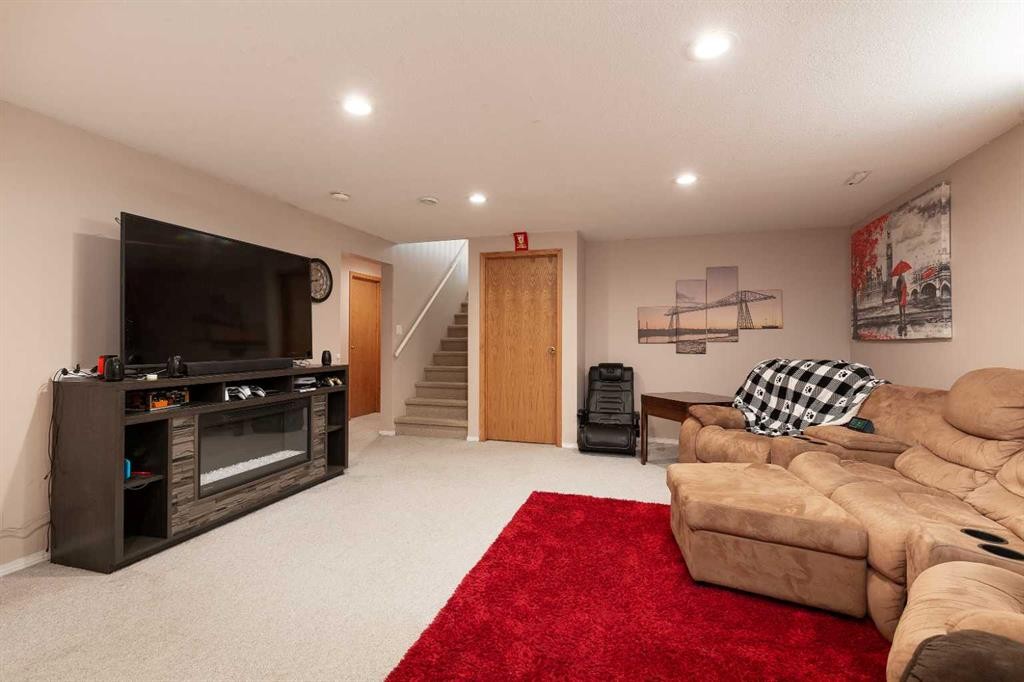 14 Heritage Road West, Lethbridge, AB - Indoor Photo Showing Other Room