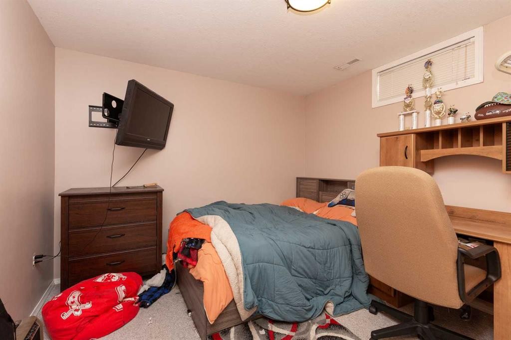 14 Heritage Road West, Lethbridge, AB - Indoor Photo Showing Bedroom