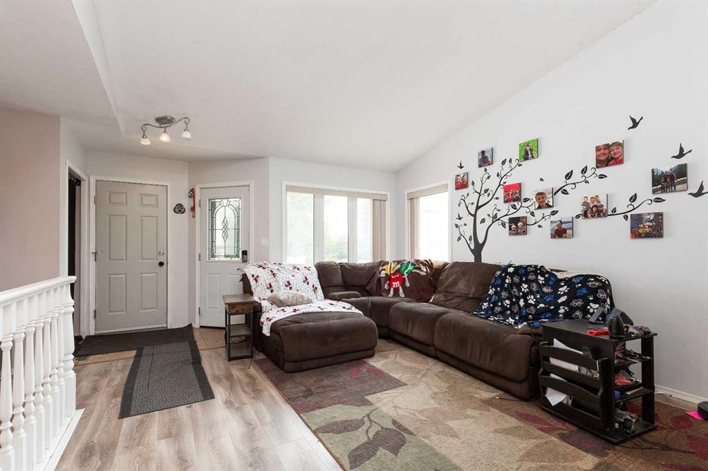 14 Heritage Road West, Lethbridge, AB - Indoor Photo Showing Living Room