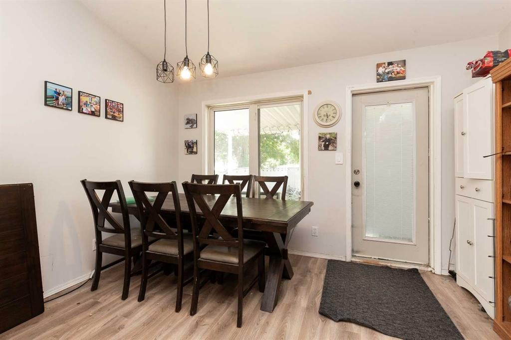 14 Heritage Road West, Lethbridge, AB - Indoor Photo Showing Dining Room