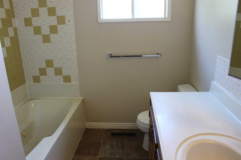 504 Centennial Avenue, Picture Butte, AB - Indoor Photo Showing Bathroom