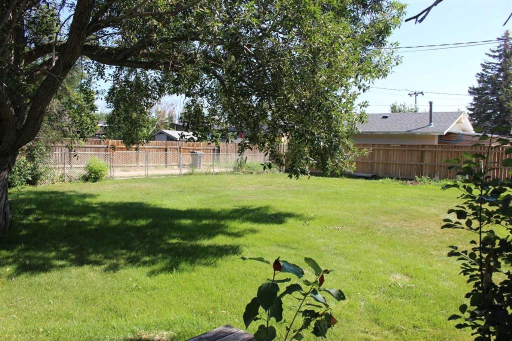 504 Centennial Avenue, Picture Butte, AB - Outdoor With Backyard