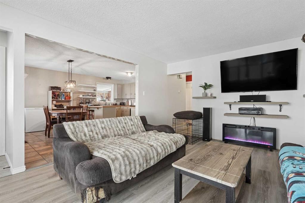 2610 11 Avenue North, Lethbridge, AB - Indoor Photo Showing Living Room