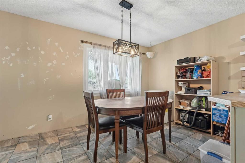 2610 11 Avenue North, Lethbridge, AB - Indoor Photo Showing Dining Room