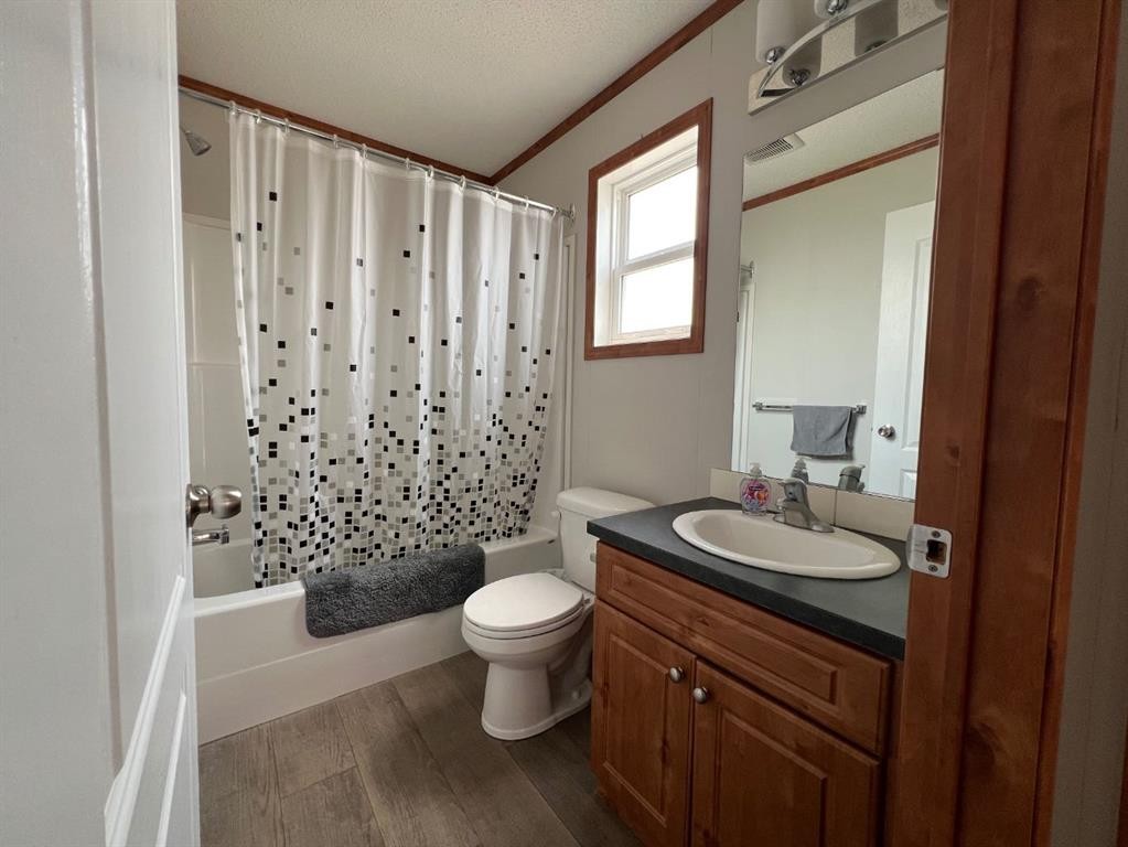 4002 Seasons Boulevard, Coaldale, AB - Indoor Photo Showing Bathroom