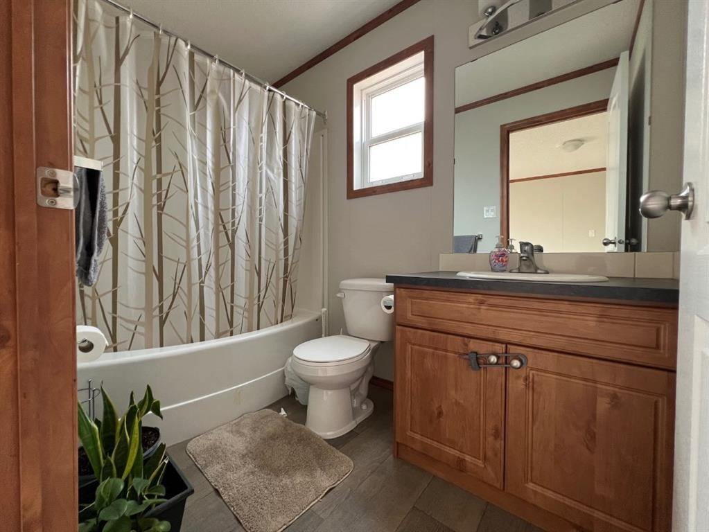 4002 Seasons Boulevard, Coaldale, AB - Indoor Photo Showing Bathroom