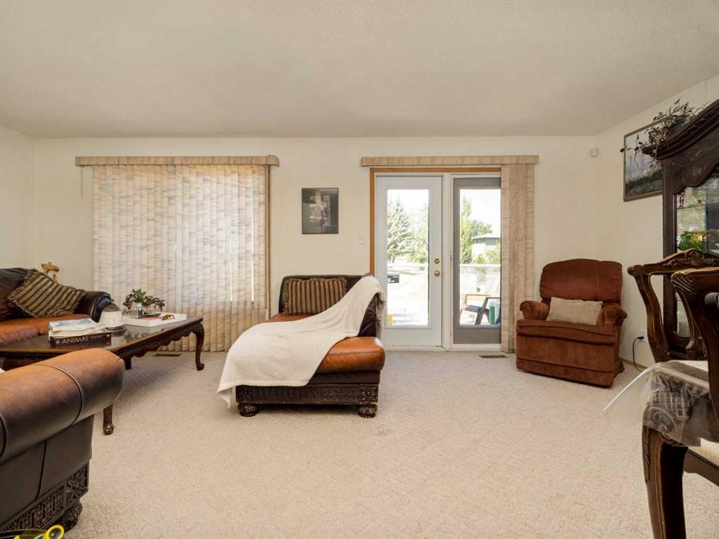2501 & 2503 24 Street, Coaldale, AB - Indoor Photo Showing Living Room