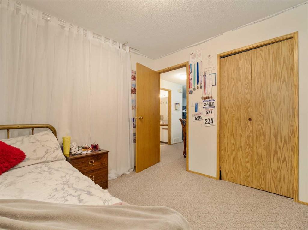 2501 & 2503 24 Street, Coaldale, AB - Indoor Photo Showing Bedroom
