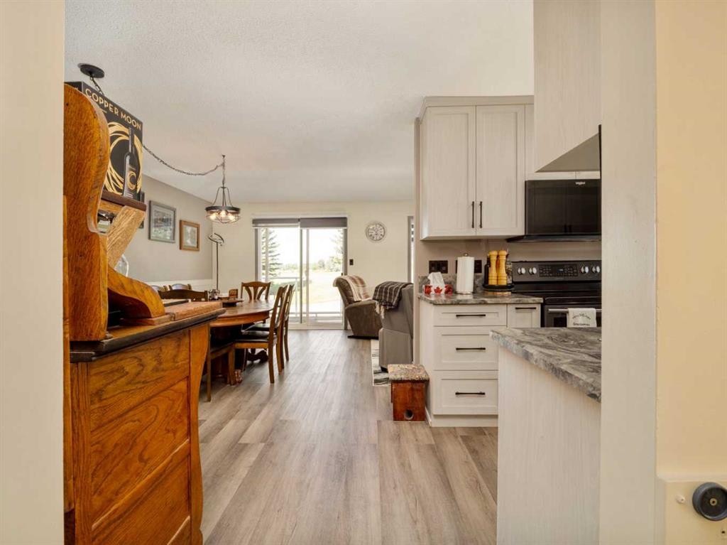 2501 & 2503 24 Street, Coaldale, AB - Indoor Photo Showing Kitchen