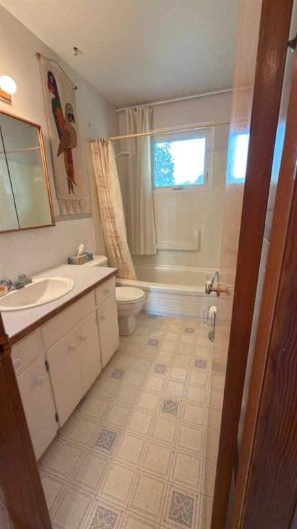 2128 22 Street, Coaldale, AB - Indoor Photo Showing Bathroom