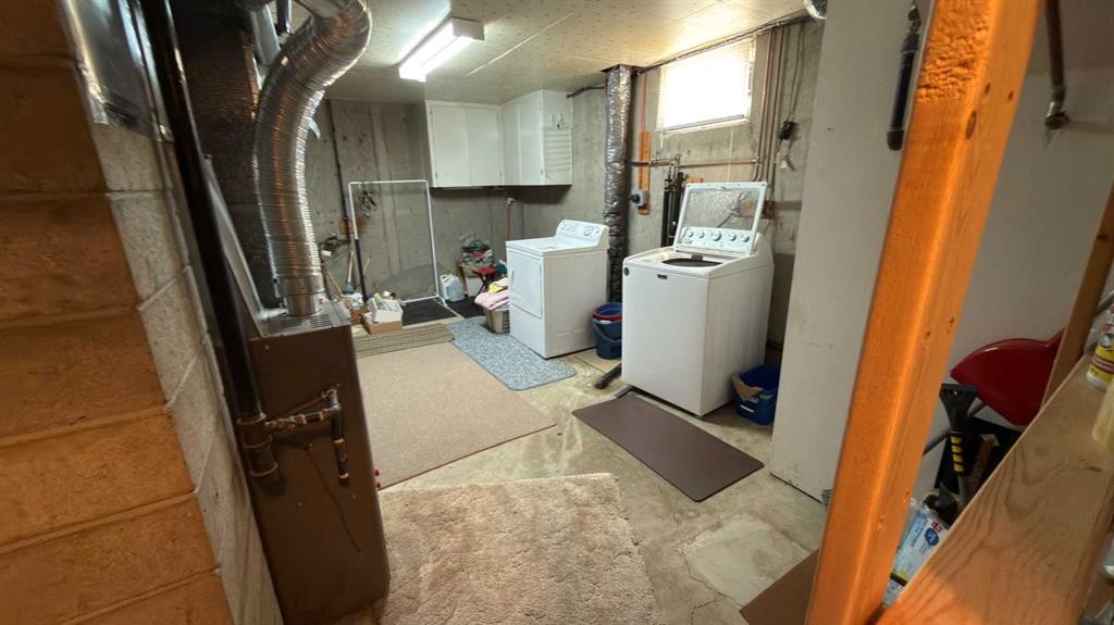 2128 22 Street, Coaldale, AB - Indoor Photo Showing Laundry Room