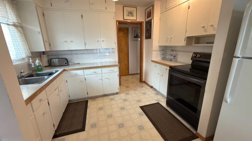 2128 22 Street, Coaldale, AB - Indoor Photo Showing Kitchen With Double Sink