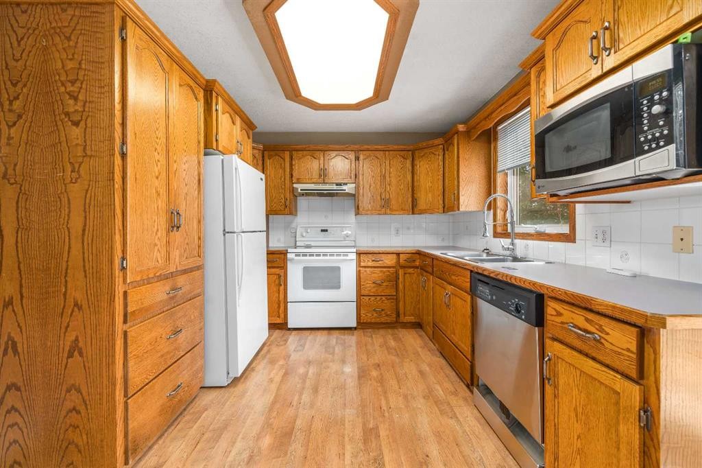 4129 55 Street, Taber, AB - Indoor Photo Showing Kitchen With Double Sink