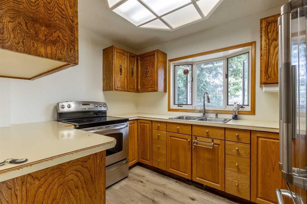 1005 17 Street North, Lethbridge, AB - Indoor Photo Showing Kitchen With Double Sink
