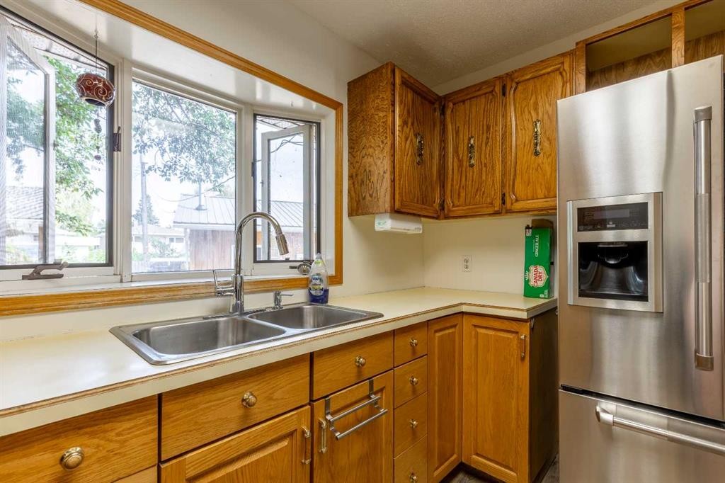 1005 17 Street North, Lethbridge, AB - Indoor Photo Showing Kitchen With Double Sink