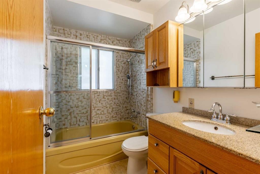 1005 17 Street North, Lethbridge, AB - Indoor Photo Showing Bathroom