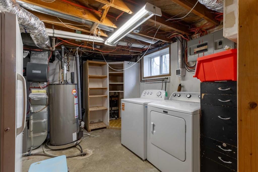 1005 17 Street North, Lethbridge, AB - Indoor Photo Showing Laundry Room