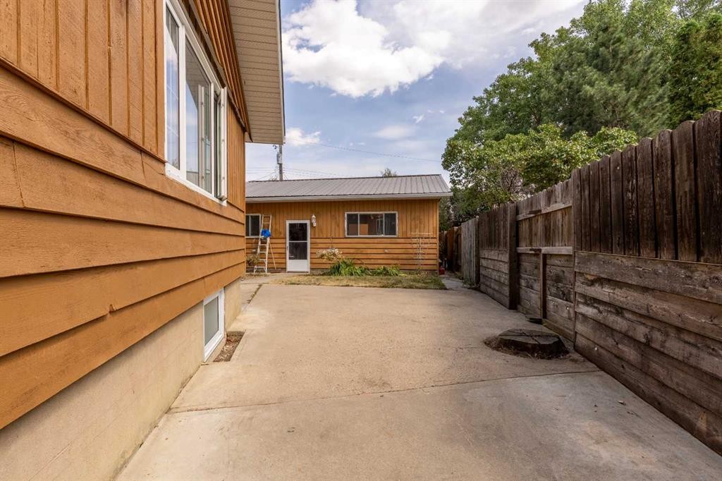 1005 17 Street North, Lethbridge, AB - Outdoor With Exterior
