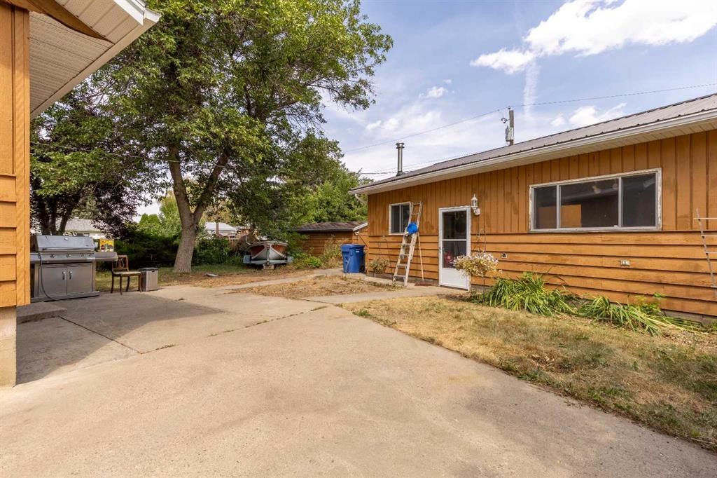 1005 17 Street North, Lethbridge, AB - Outdoor