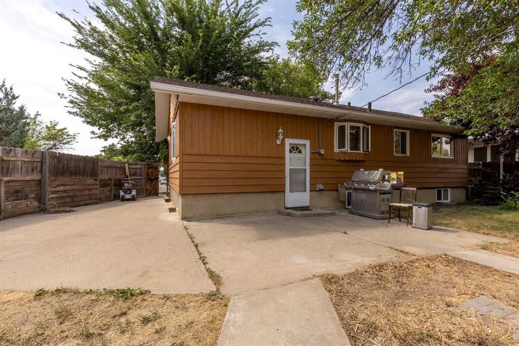1005 17 Street North, Lethbridge, AB - Outdoor With Exterior