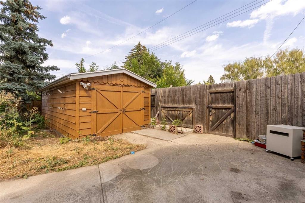 1005 17 Street North, Lethbridge, AB - Outdoor
