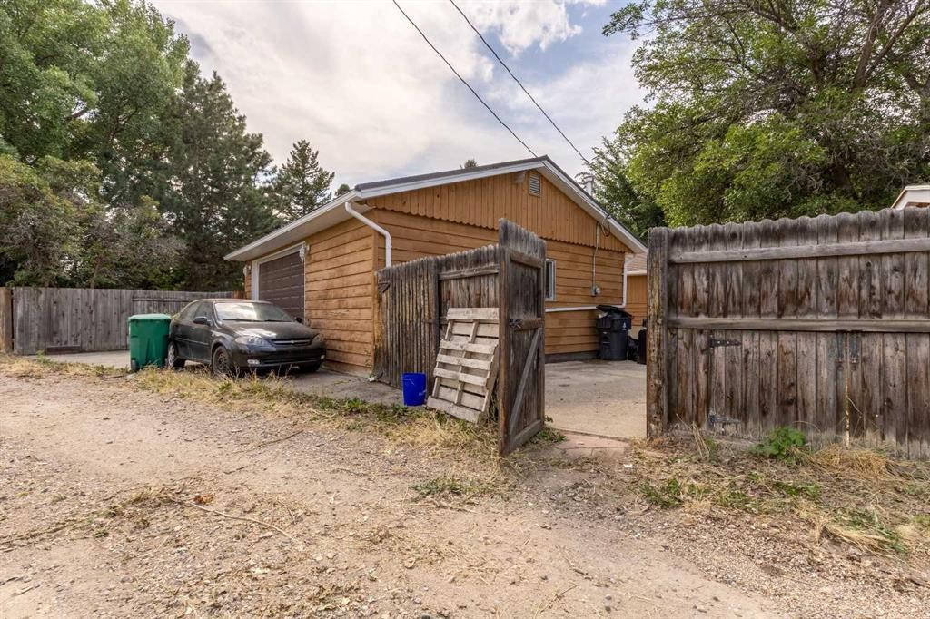 1005 17 Street North, Lethbridge, AB - Outdoor