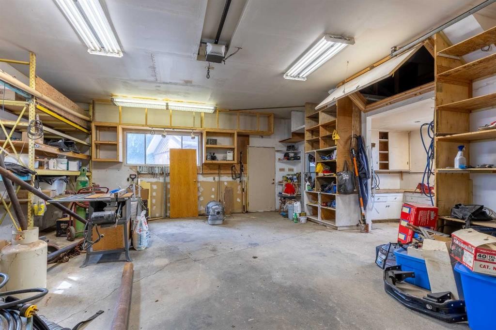 1005 17 Street North, Lethbridge, AB - Indoor Photo Showing Garage