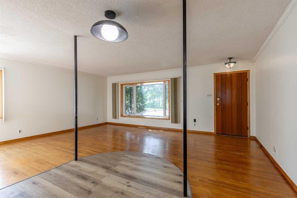 1005 17 Street North, Lethbridge, AB - Indoor Photo Showing Other Room