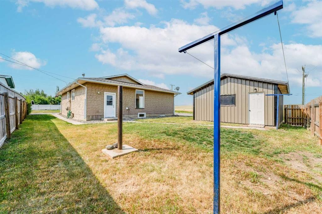 755 East Avenue, Pincher Creek, AB - Outdoor