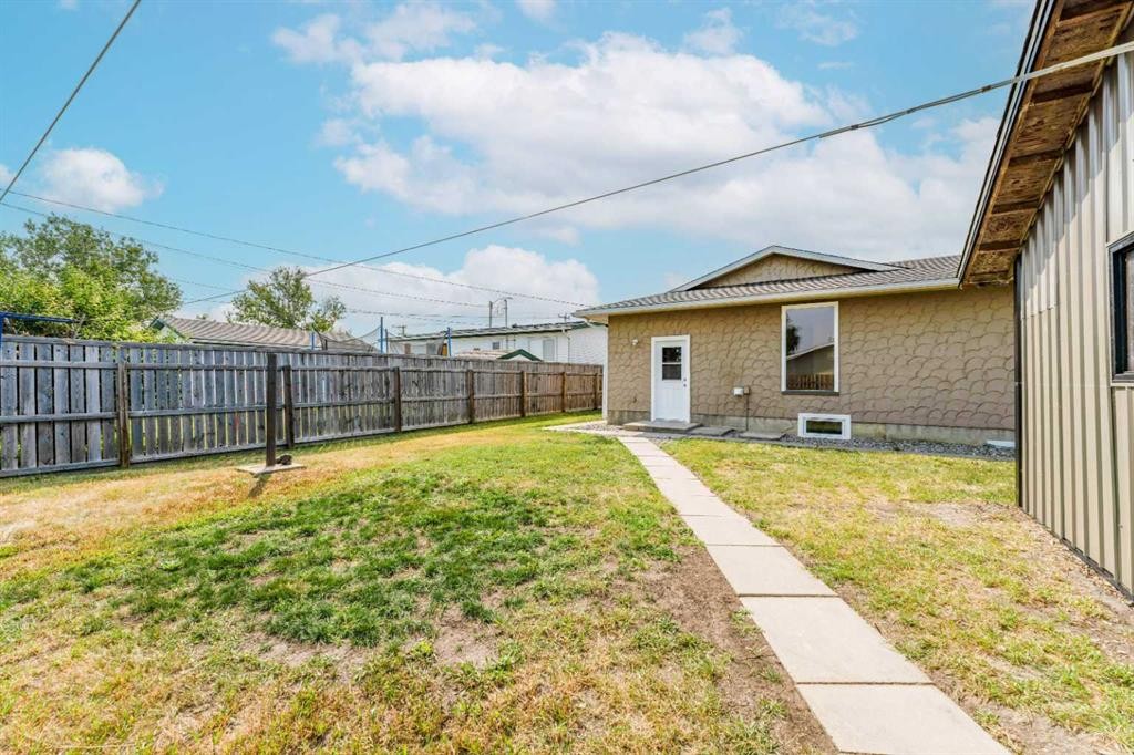 755 East Avenue, Pincher Creek, AB - Outdoor