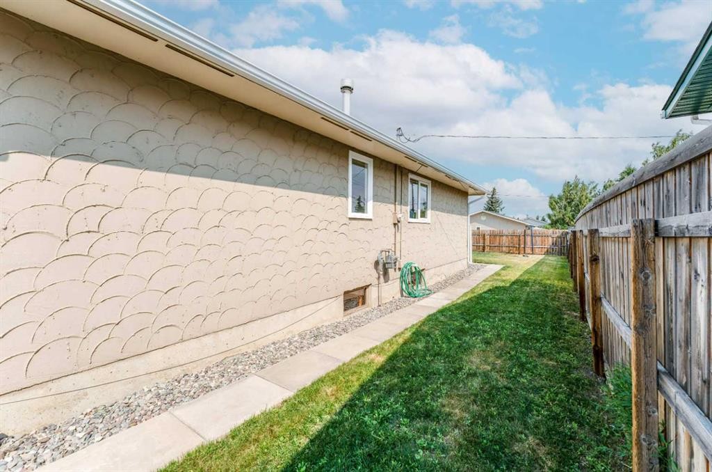 755 East Avenue, Pincher Creek, AB - Outdoor