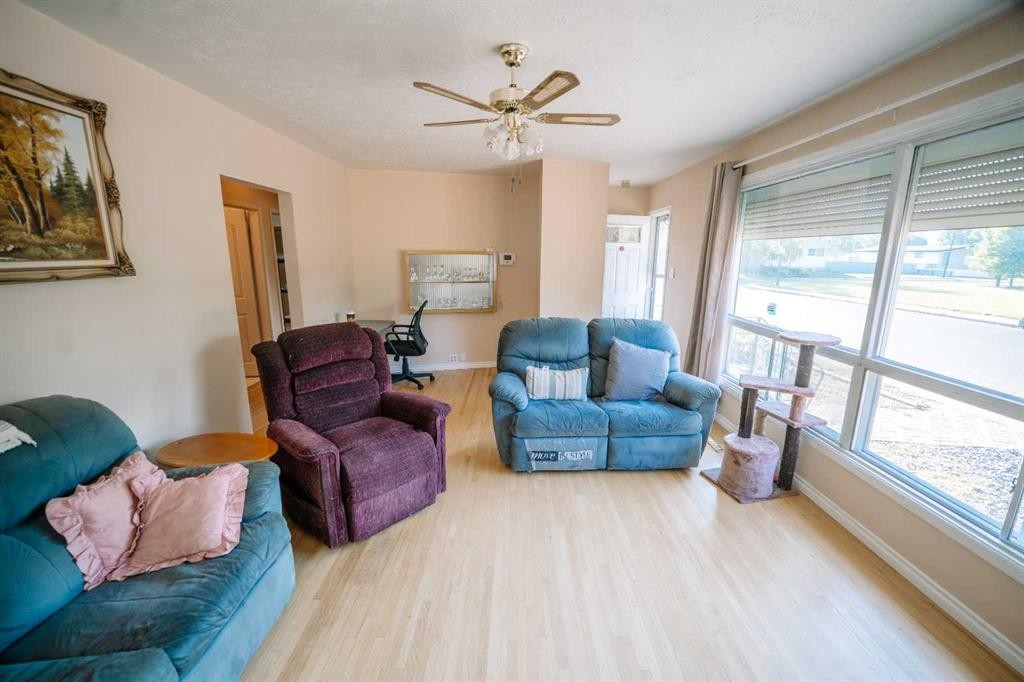2305 7 Avenue North, Lethbridge, AB - Indoor Photo Showing Living Room