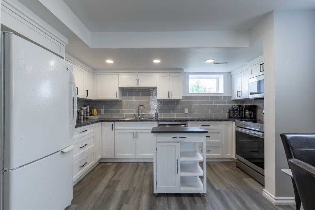 204004 Twp Rd 6-4, Raymond, AB - Indoor Photo Showing Kitchen With Upgraded Kitchen
