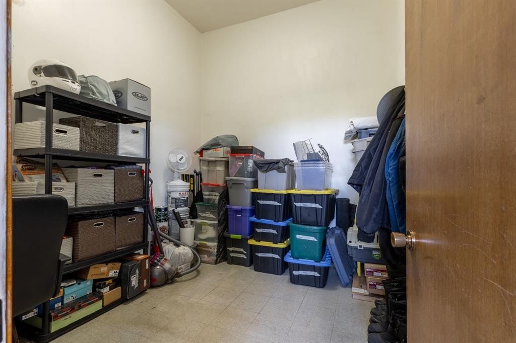 204004 Twp Rd 6-4, Raymond, AB - Indoor