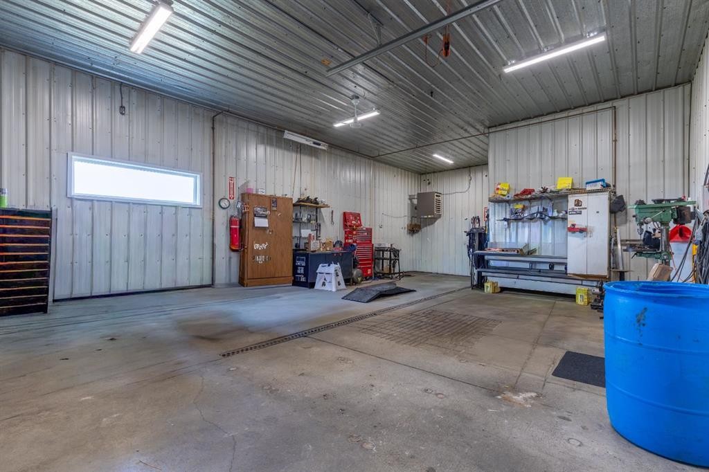 204004 Twp Rd 6-4, Raymond, AB - Indoor Photo Showing Garage