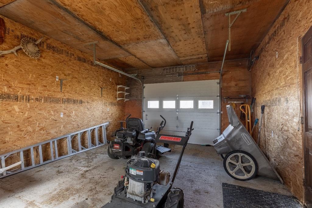 204004 Twp Rd 6-4, Raymond, AB - Indoor Photo Showing Garage