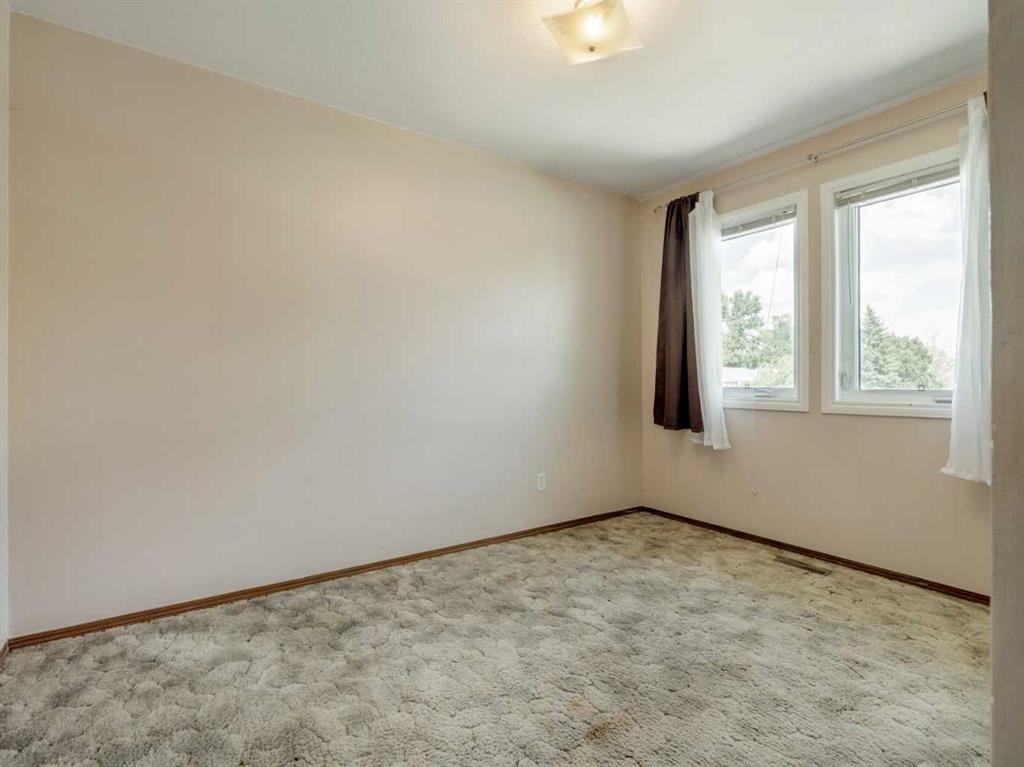 122 Spruce Drive, Coalhurst, AB - Indoor Photo Showing Other Room
