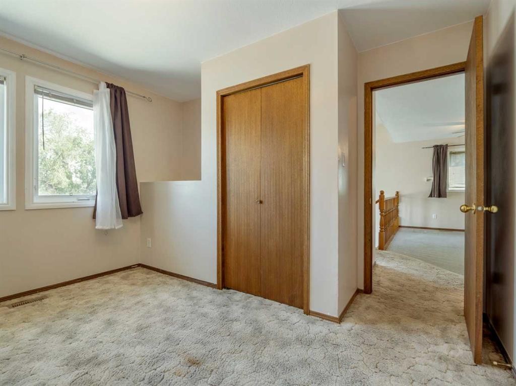 122 Spruce Drive, Coalhurst, AB - Indoor Photo Showing Other Room