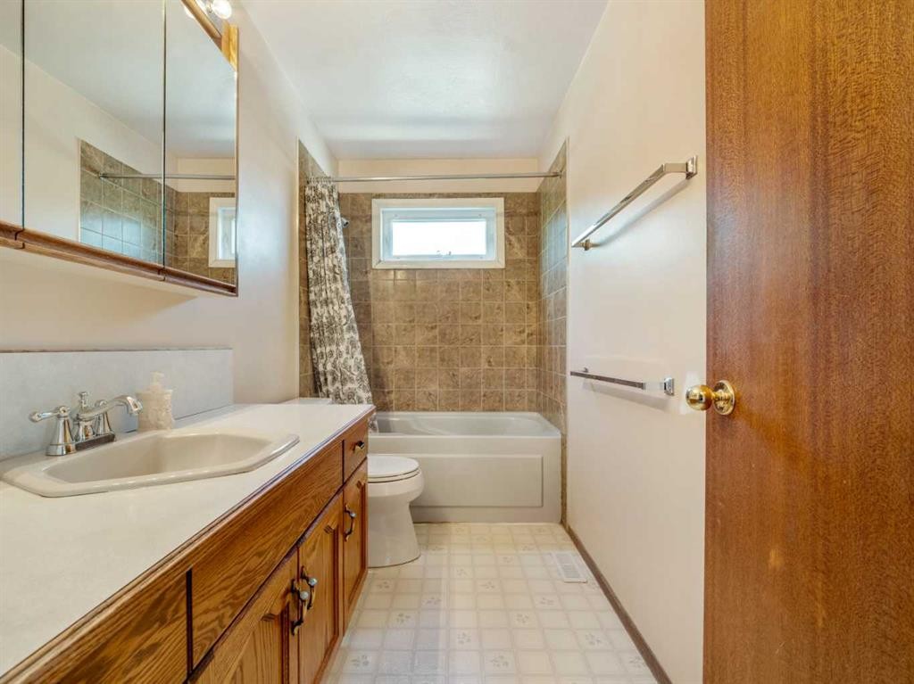 122 Spruce Drive, Coalhurst, AB - Indoor Photo Showing Bathroom