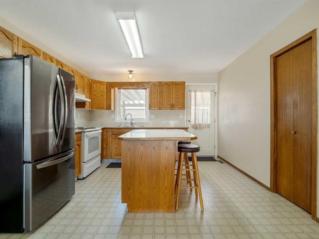 122 Spruce Drive, Coalhurst, AB - Indoor Photo Showing Kitchen